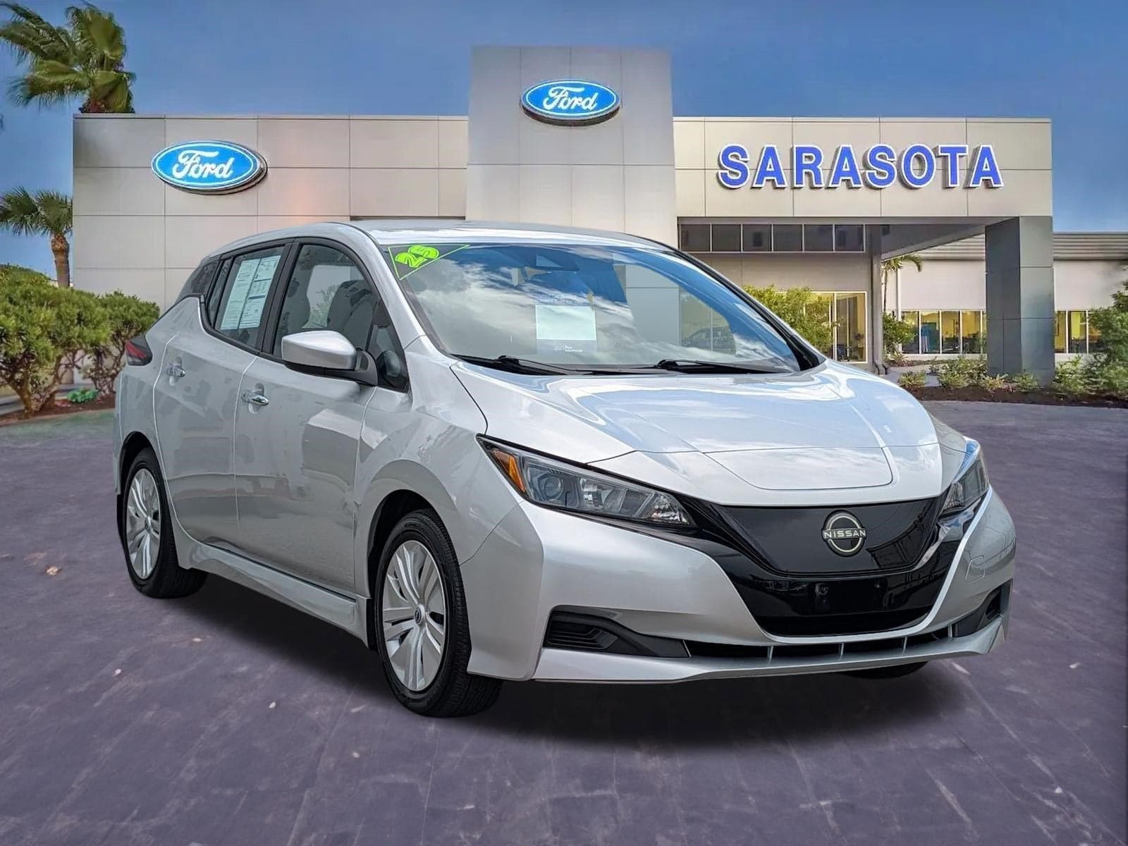 2025 Nissan LEAF S — photo 1 of 32