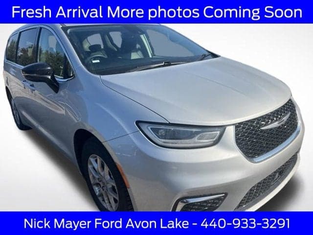 2024 Chrysler Pacifica Touring L — photo 1 of 5