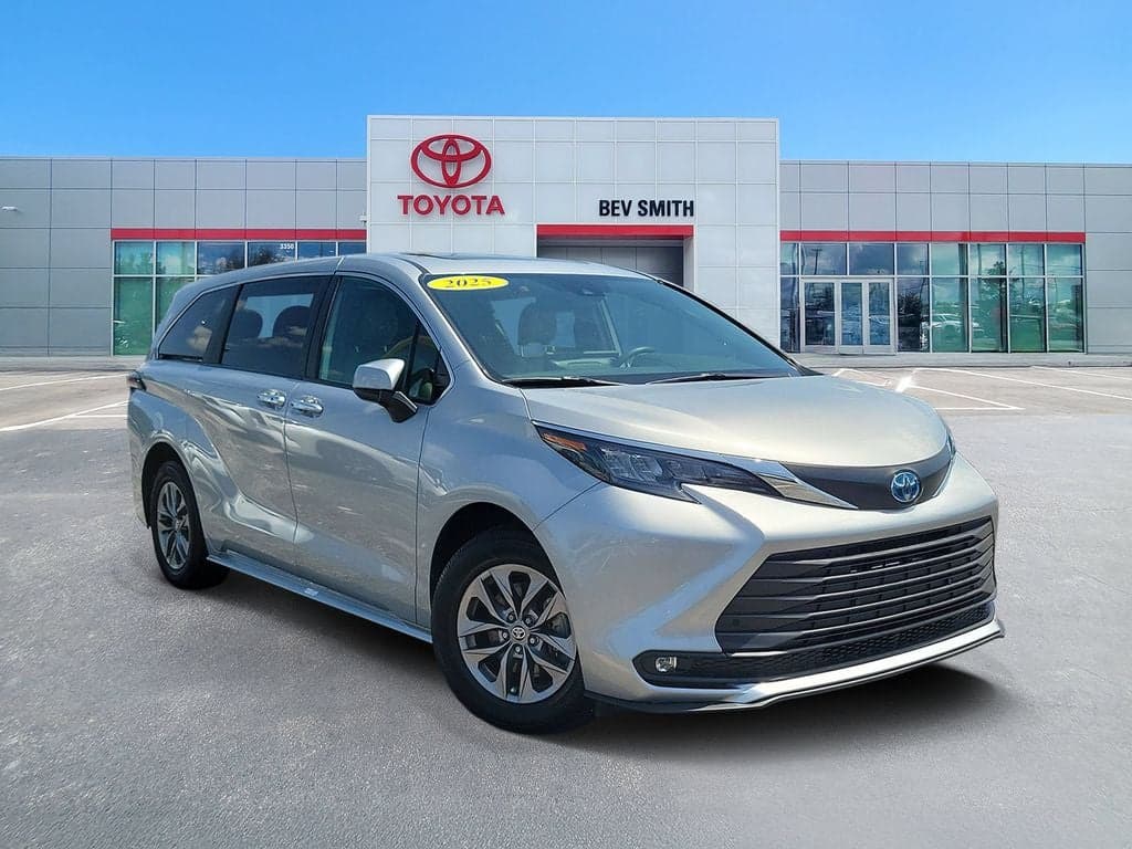 2025 Toyota Sienna XLE 8 Passenger — photo 1 of 33