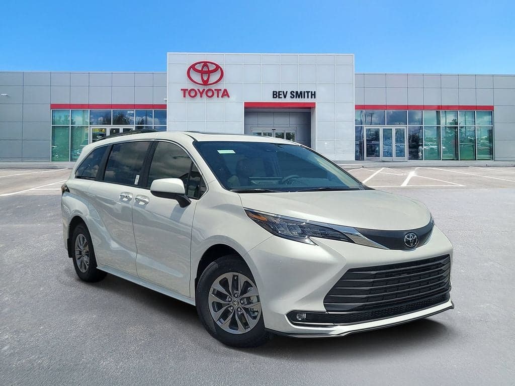 2026 Toyota Sienna XLE — photo 1 of 33