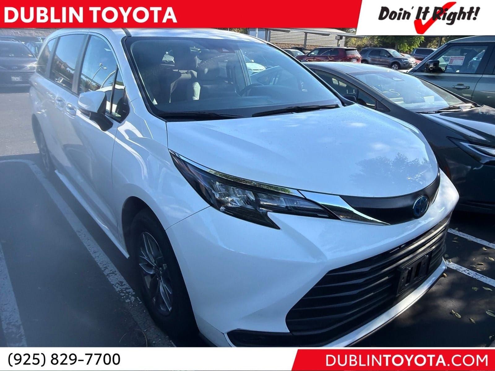 2024 Toyota Sienna LE — photo 1 of 8