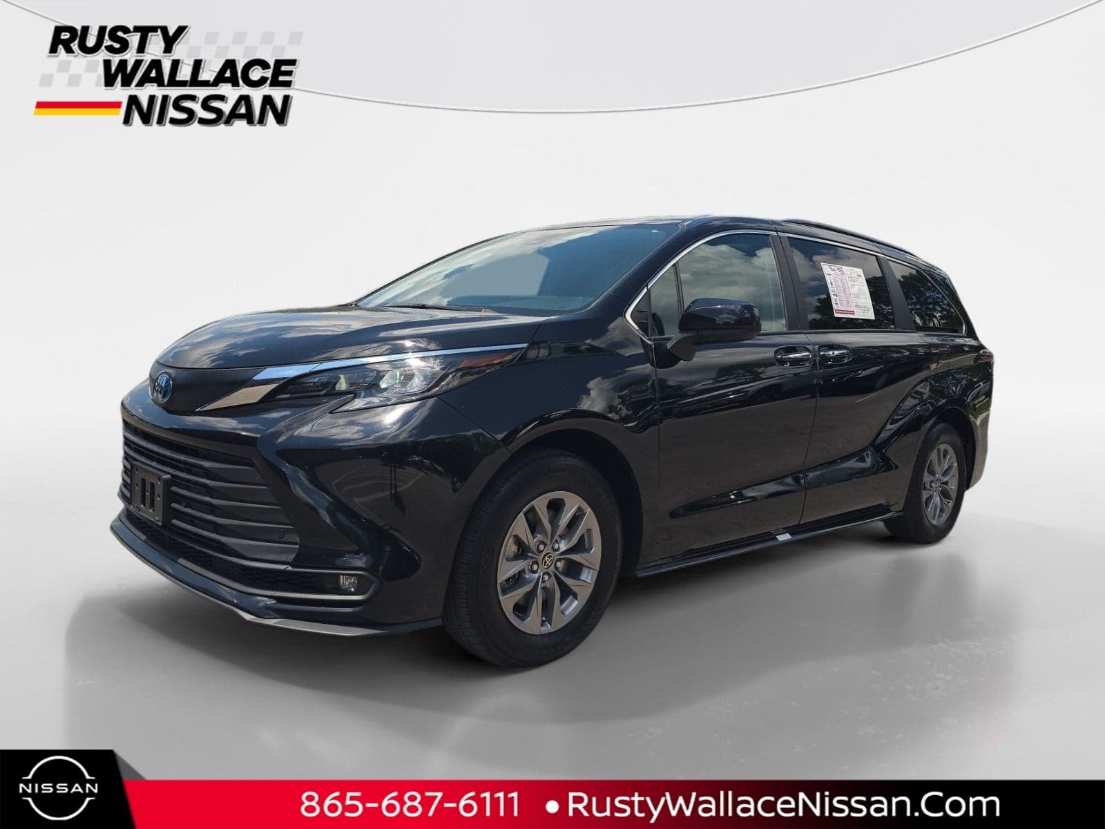 2025 Toyota Sienna XLE — photo 1 of 27