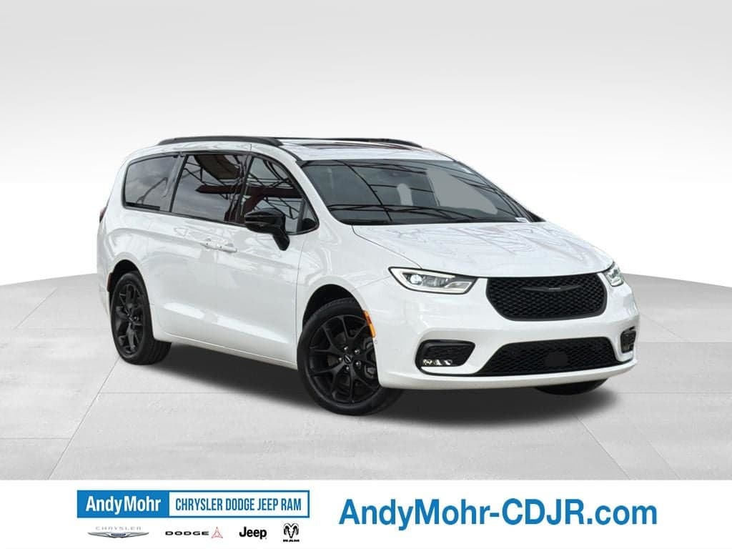 2024 Chrysler Pacifica Limited — photo 1 of 15