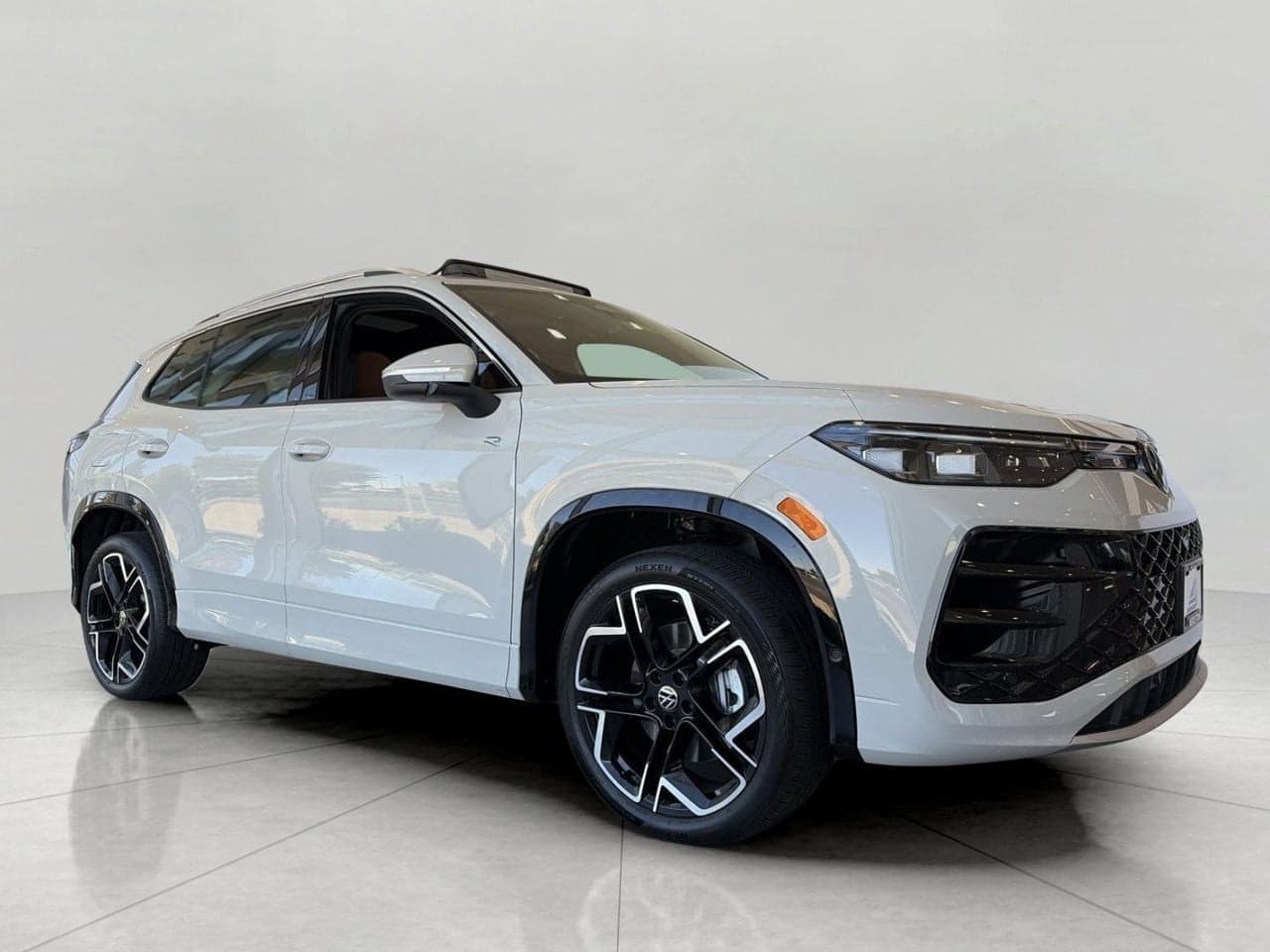 2026 Volkswagen Tiguan SEL R-Line Turbo — photo 1 of 5