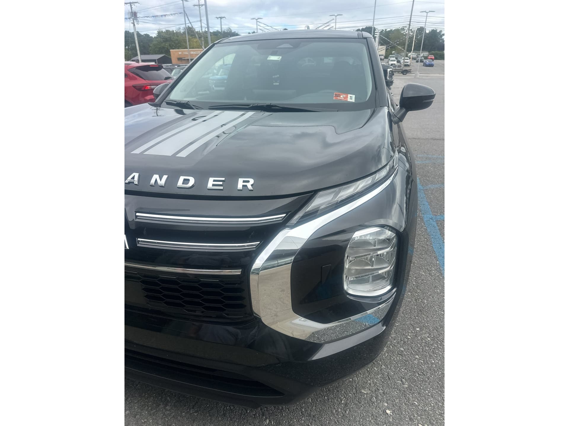 2025 Mitsubishi Outlander ES — photo 1 of 5