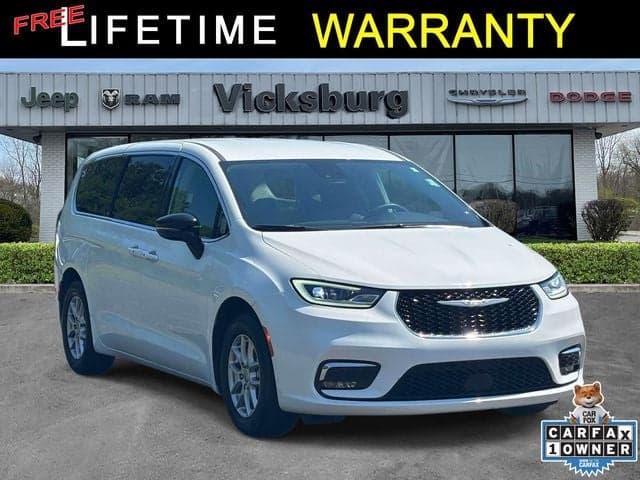 2024 Chrysler Pacifica Touring L — photo 1 of 10