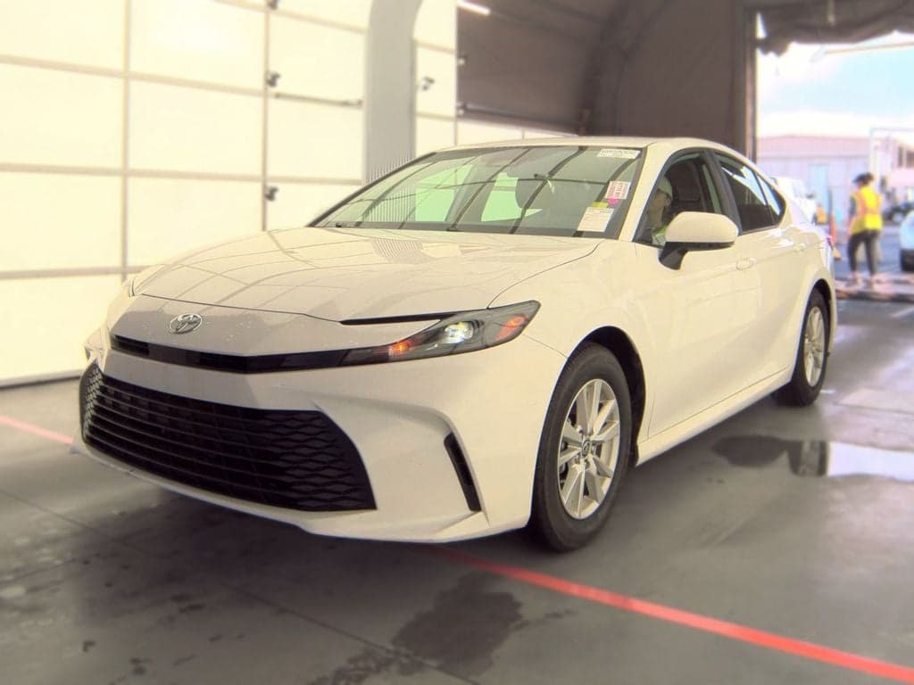 2025 Toyota Camry LE — photo 1 of 5