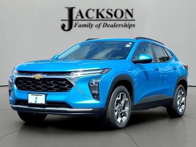 2025 Chevrolet Trax FWD LT — photo 1 of 31