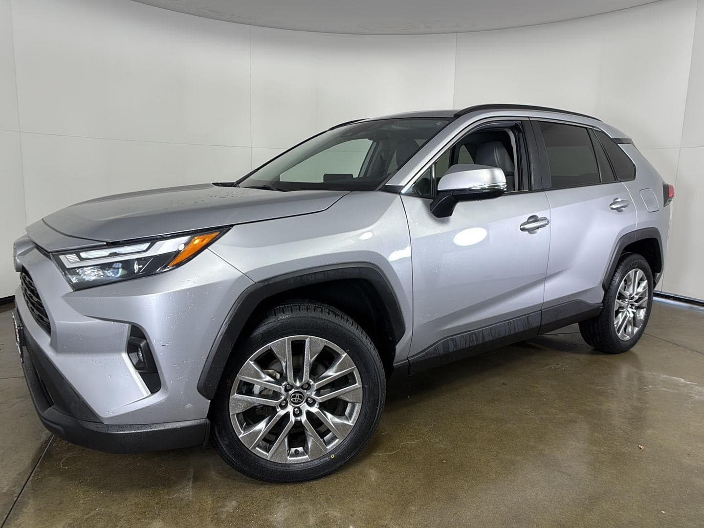 2022 Toyota RAV4 XLE Premium — photo 1 of 5