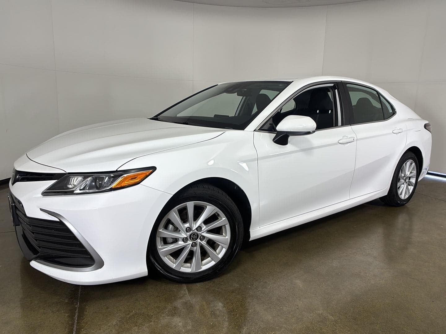 2024 Toyota Camry LE — photo 1 of 30