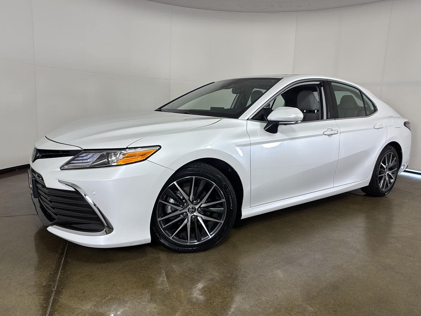 2022 Toyota Camry Hybrid XLE — photo 1 of 30