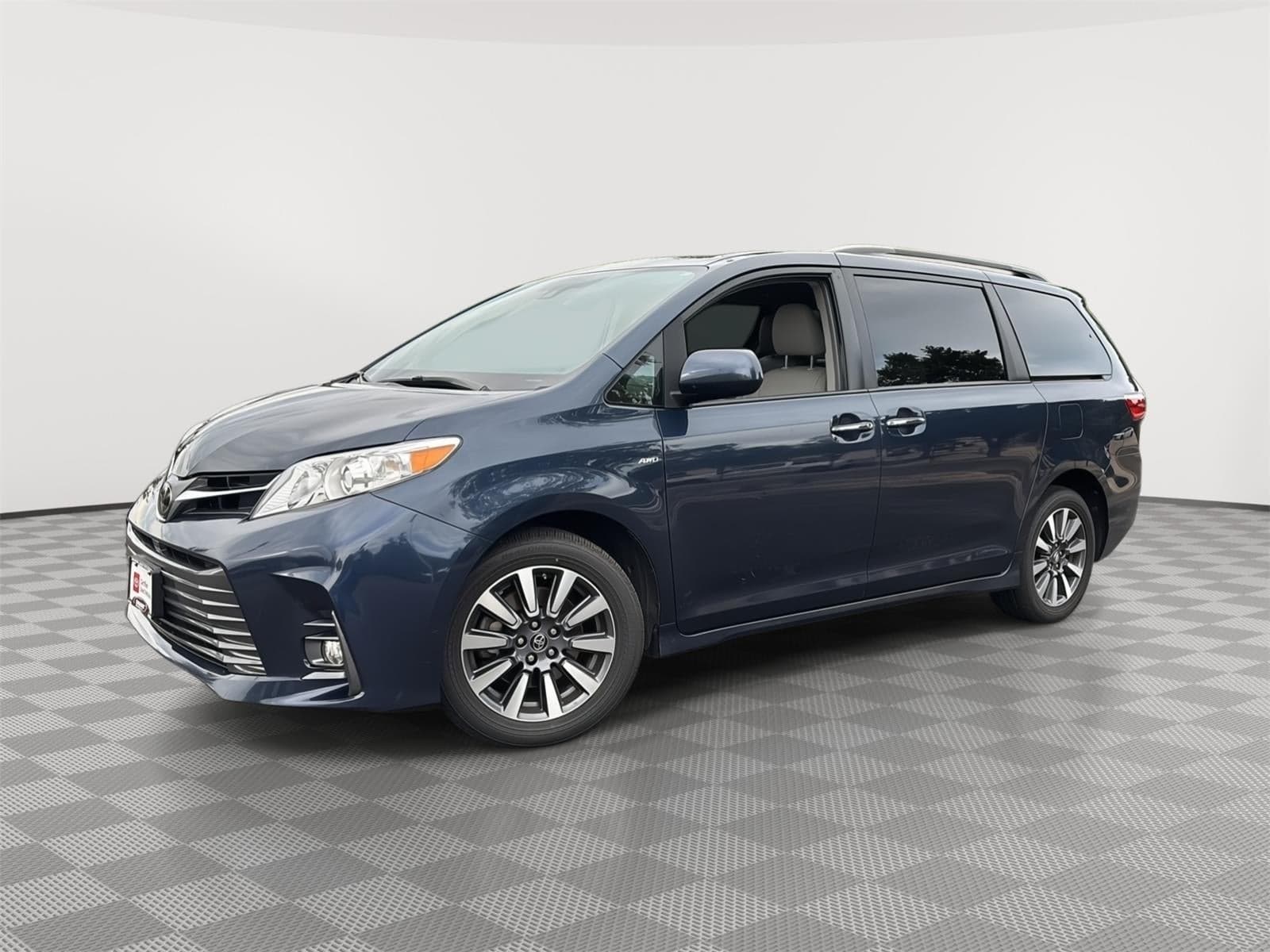 2018 Toyota Sienna XLE Premium — photo 1 of 32