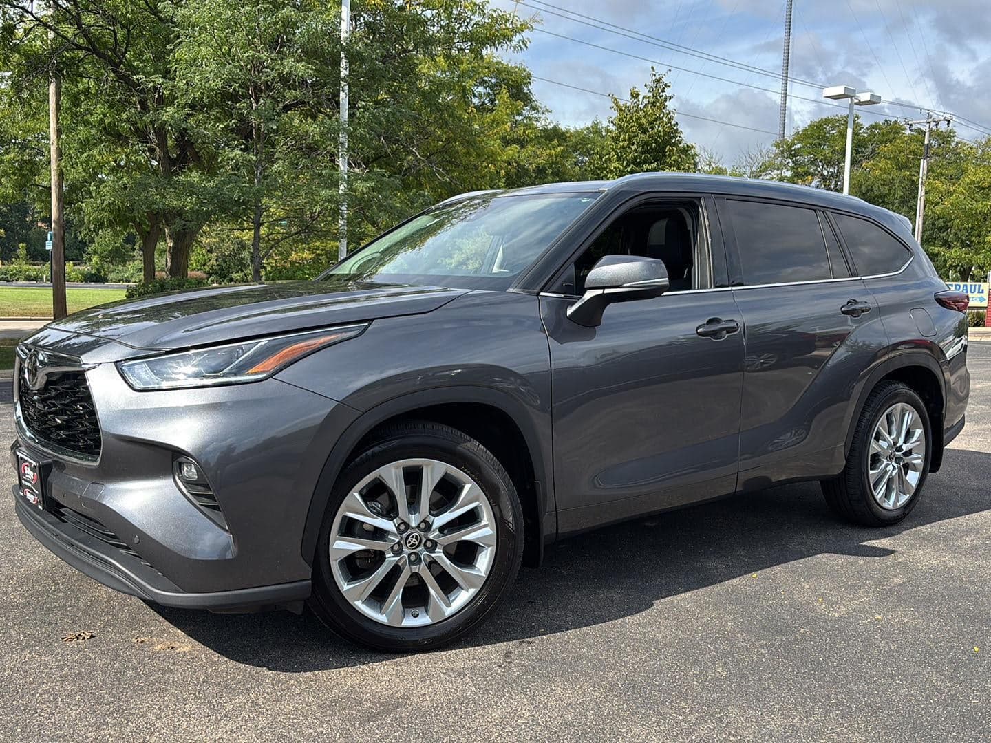 2024 Toyota Highlander Limited — photo 1 of 31