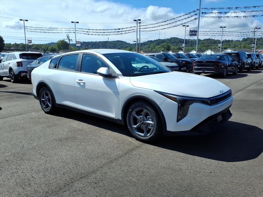 2026 Kia K4 LXS — photo 1 of 28