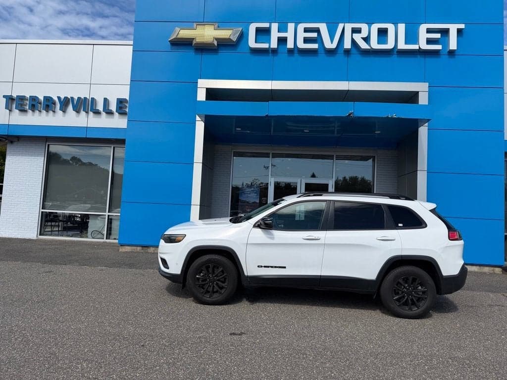 2023 Jeep Cherokee Altitude Lux — photo 1 of 24