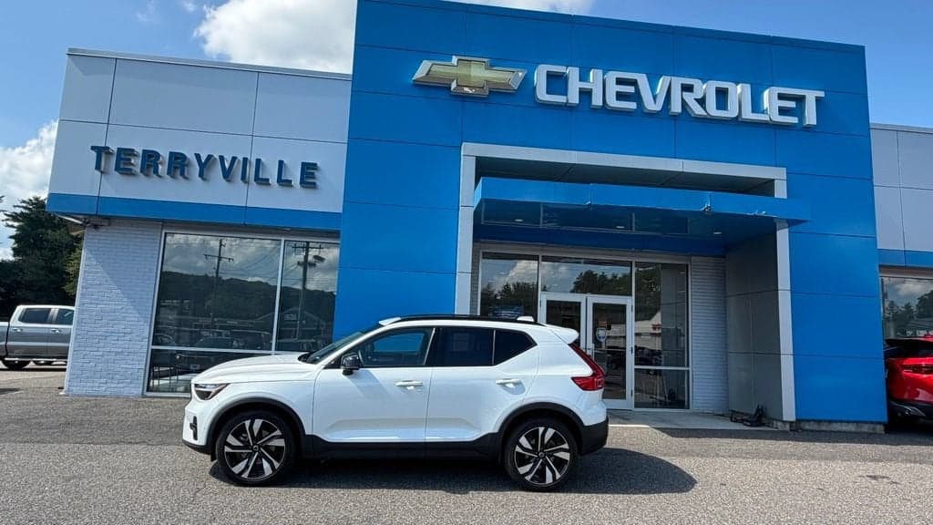 2025 Volvo XC40 Plus Dark Theme — photo 1 of 20
