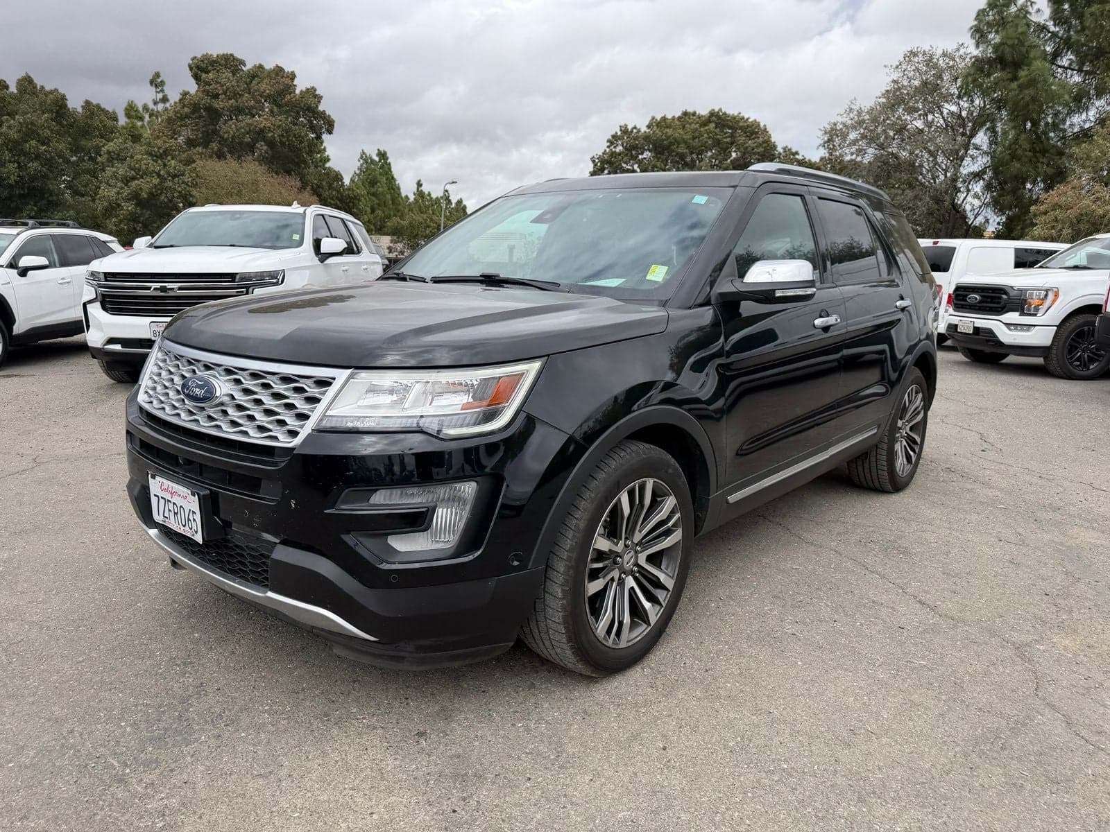 2017 Ford Explorer Platinum — photo 1 of 25