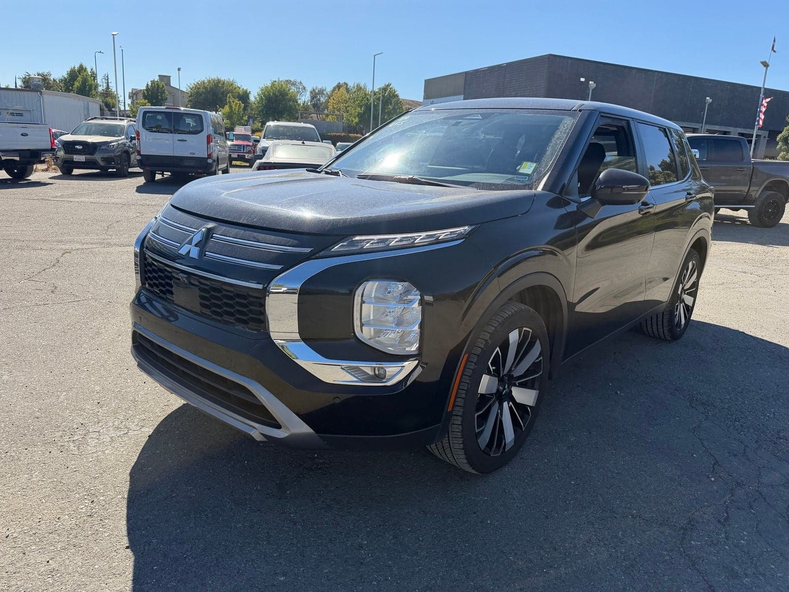 2025 Mitsubishi Outlander SE — photo 1 of 27