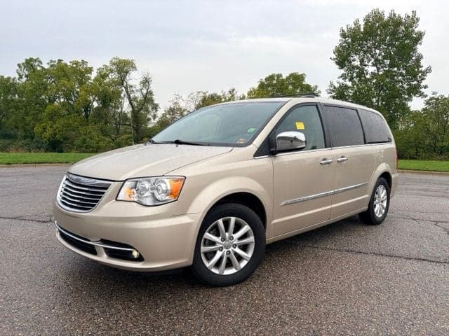2016 Chrysler Town & Country Limited — photo 1 of 35