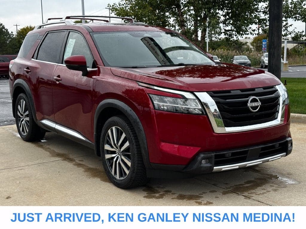 2022 Nissan Pathfinder Platinum — photo 1 of 5
