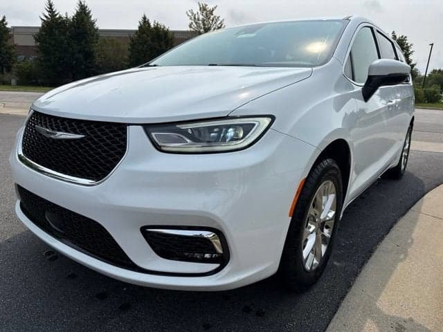 2023 Chrysler Pacifica Touring L AWD — photo 1 of 21