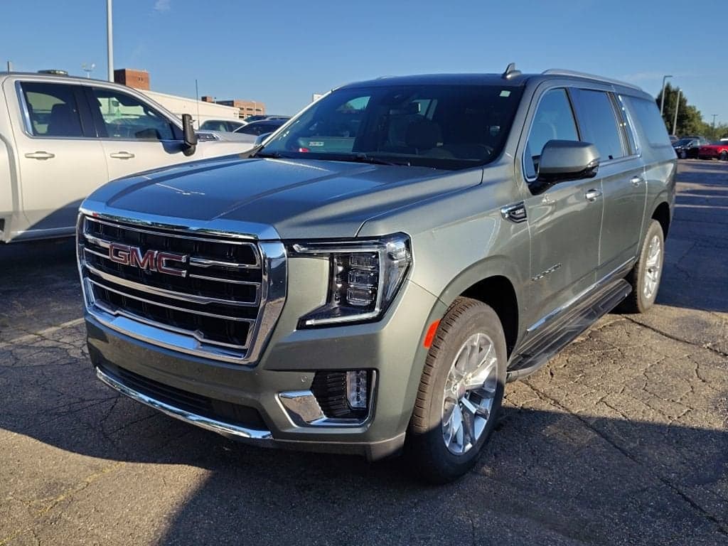 2023 GMC Yukon XL SLT — photo 1 of 34