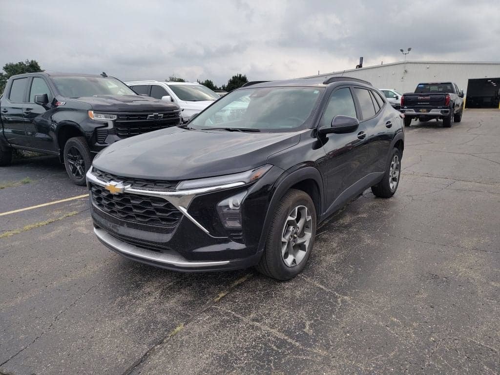 2025 Chevrolet Trax LT — photo 1 of 30