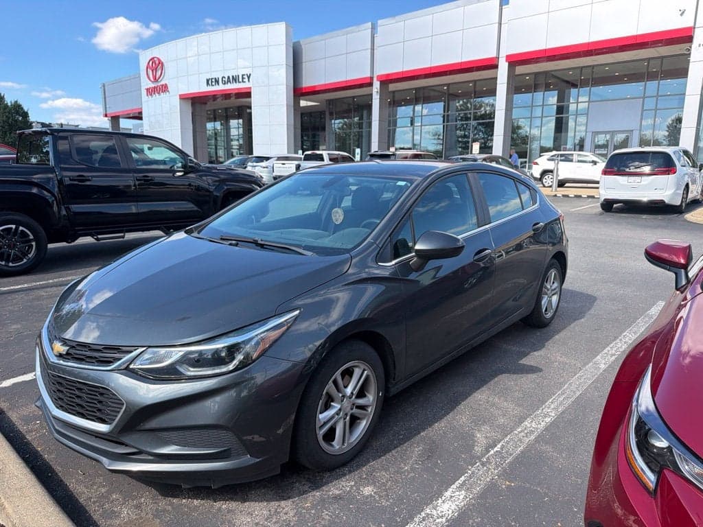 2017 Chevrolet Cruze LT — photo 1 of 5