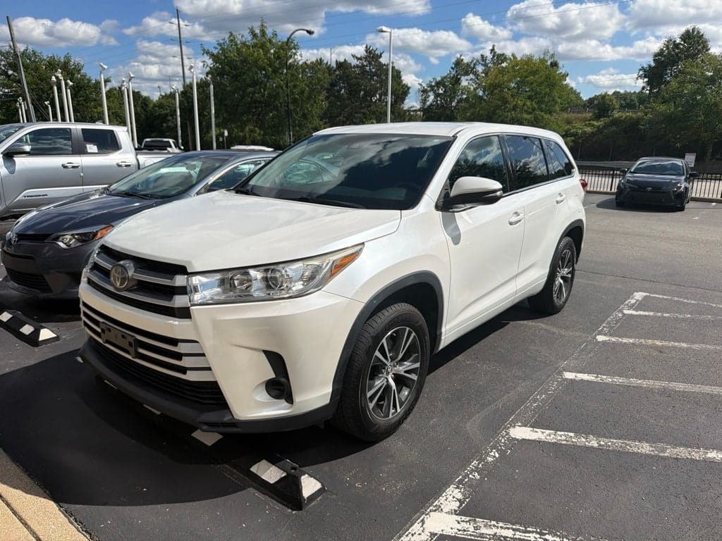 2017 Toyota Highlander LE — photo 1 of 5