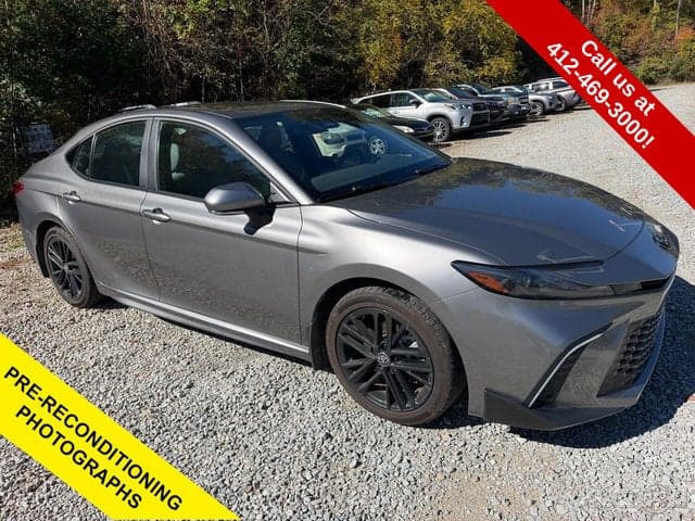 2025 Toyota Camry SE — photo 1 of 5