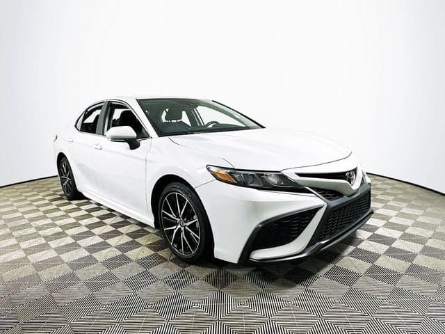 2024 Toyota Camry SE — photo 1 of 30