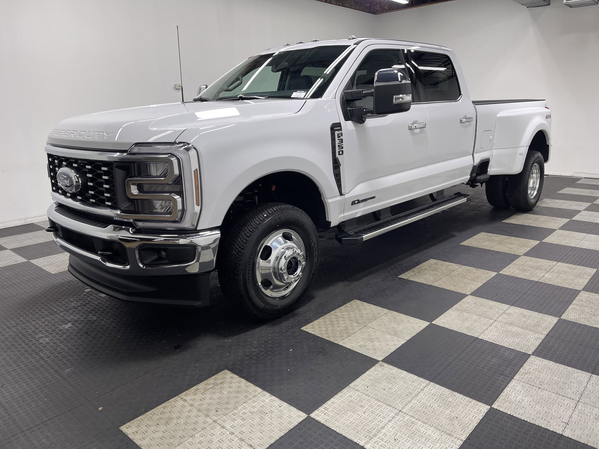 2026 Ford Super Duty F-350 DRW LARIAT — photo 1 of 28