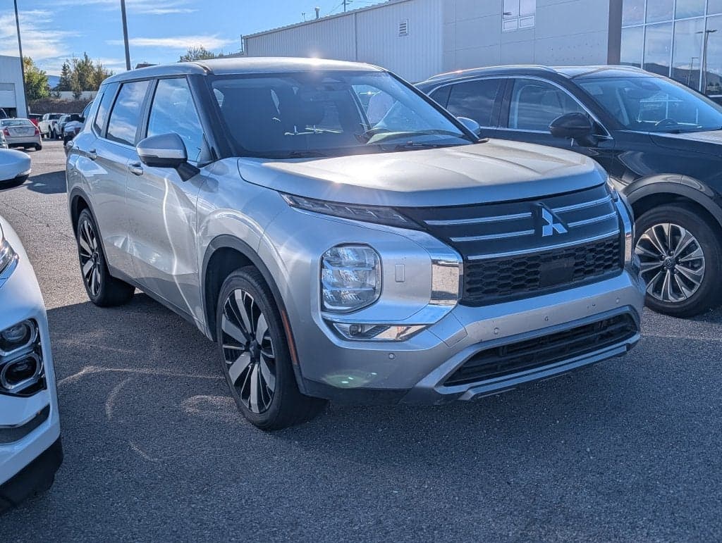 2025 Mitsubishi Outlander Base — photo 1 of 3