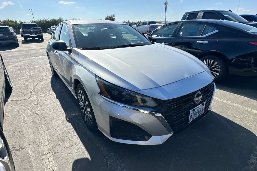 2025 Nissan Altima SV — photo 1 of 4