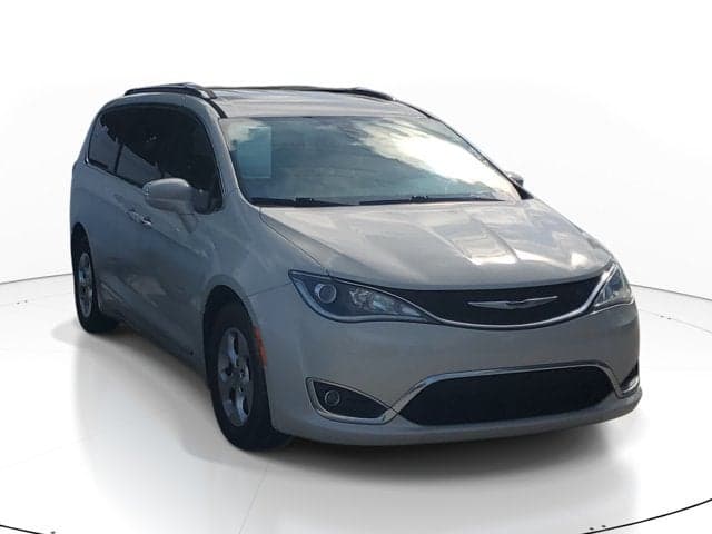2017 Chrysler Pacifica Touring-L Plus — photo 1 of 22