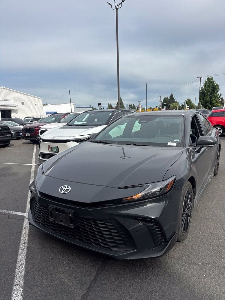 2025 Toyota Camry SE — photo 1 of 3