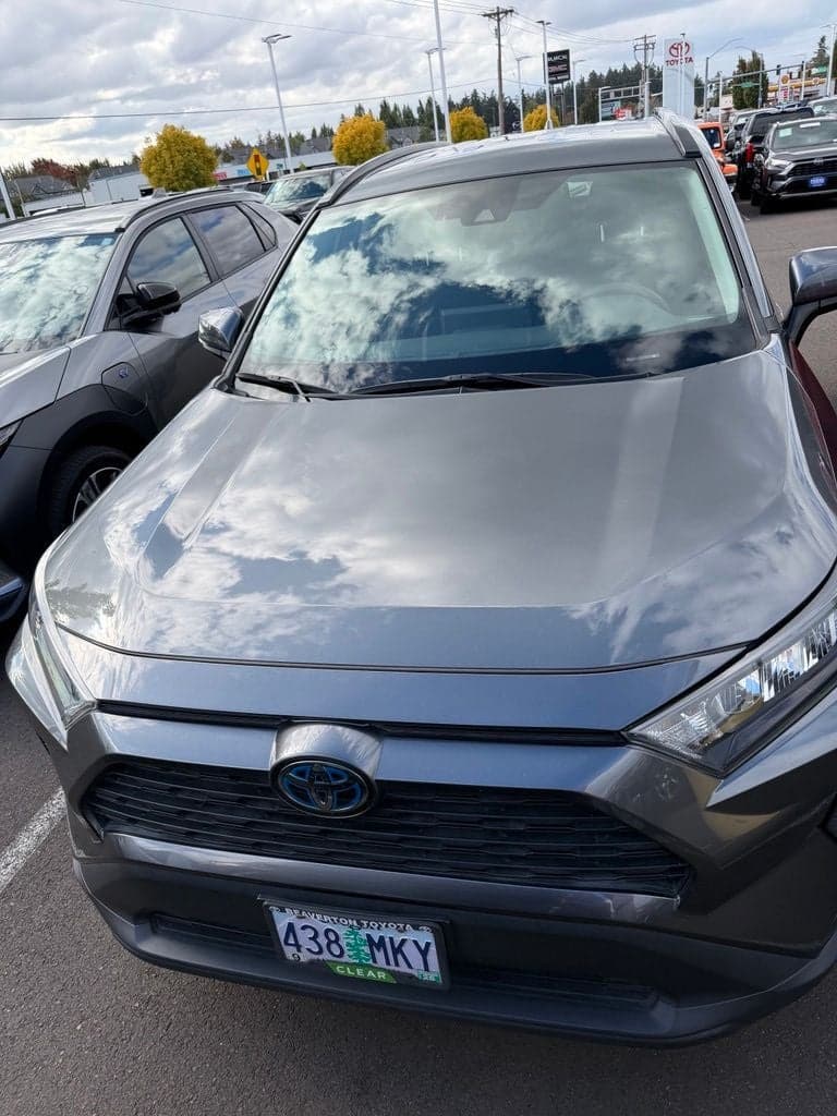 2020 Toyota RAV4 Hybrid LE — photo 1 of 10