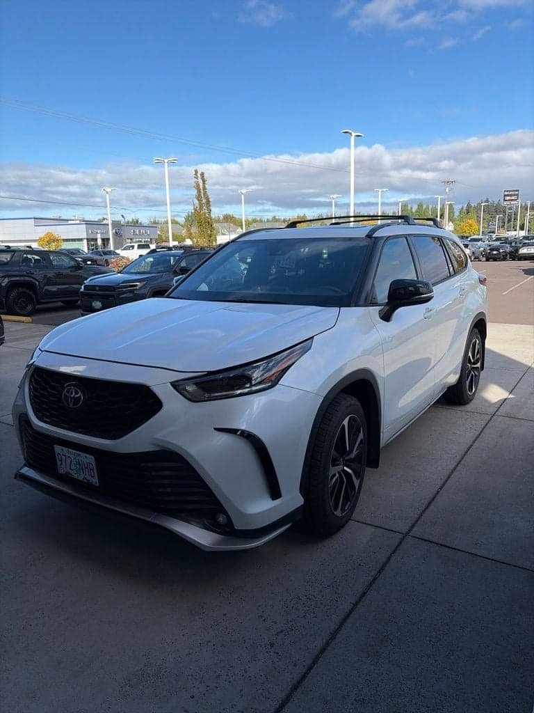 2022 Toyota Highlander XSE — photo 1 of 12