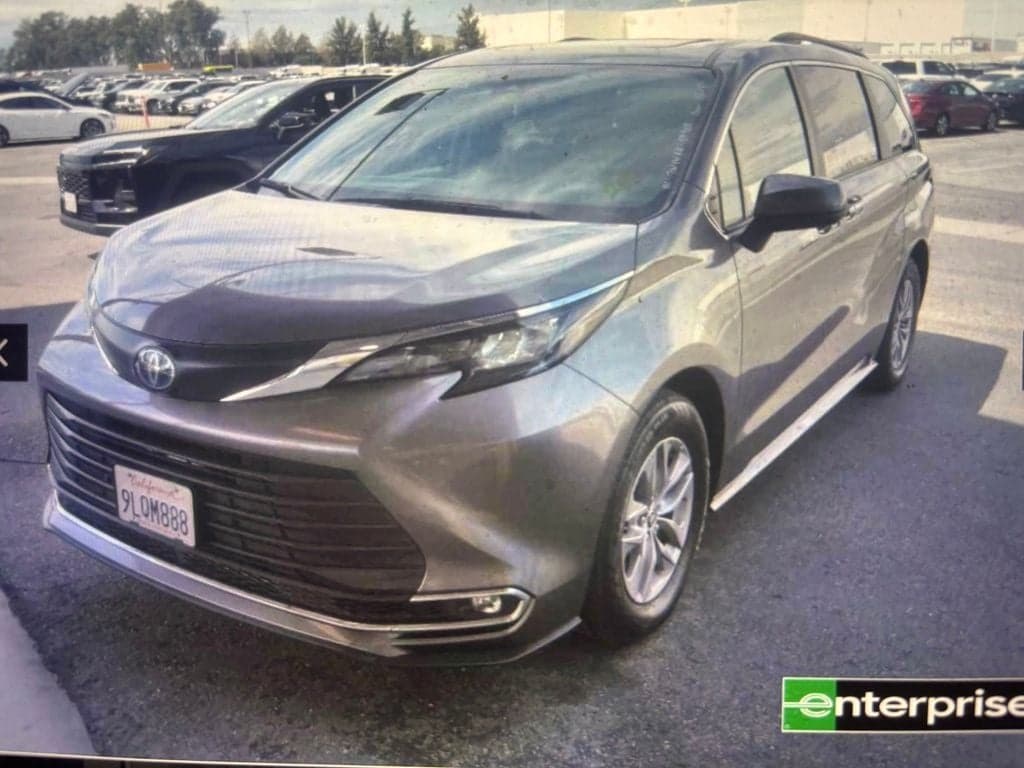 2024 Toyota Sienna XLE — photo 1 of 2