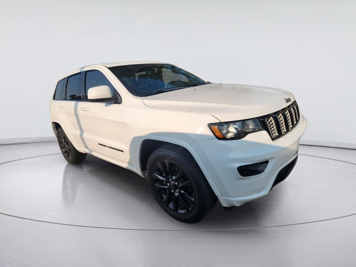 2018 Jeep Grand Cherokee Altitude — photo 1 of 18