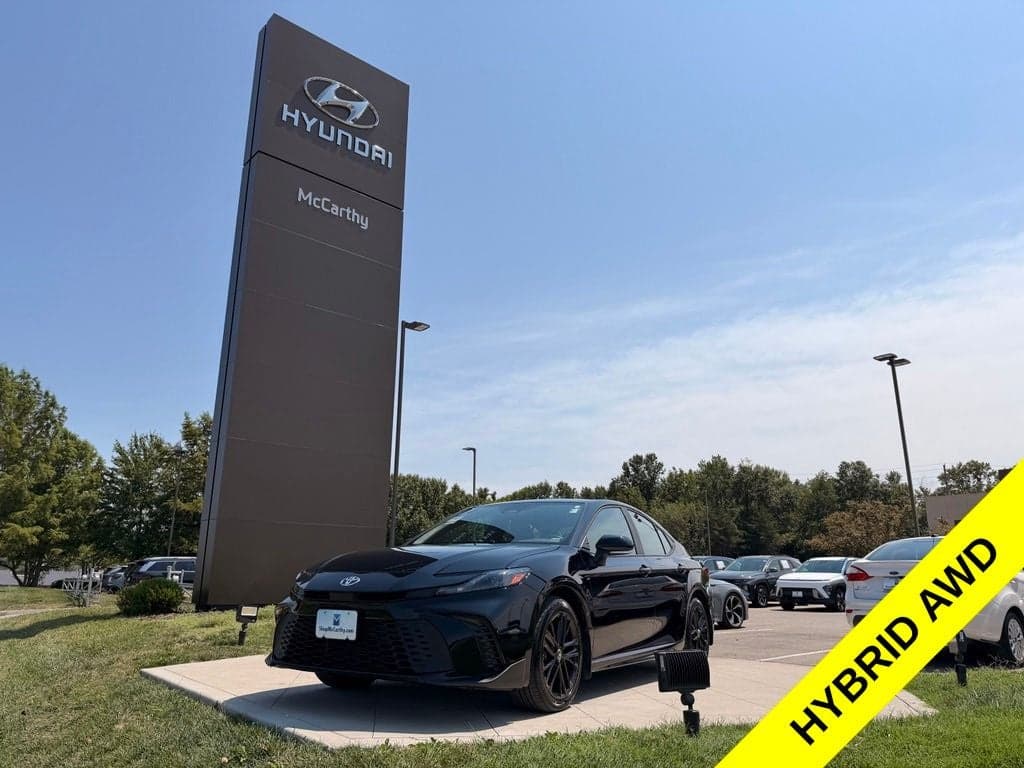 2025 Toyota Camry SE — photo 1 of 36