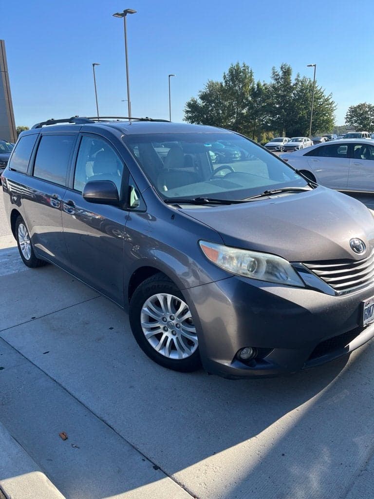 2014 Toyota Sienna XLE — photo 1 of 5