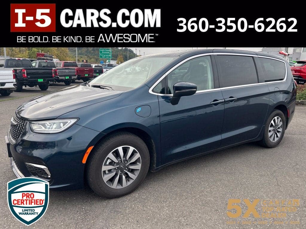 2023 Chrysler Pacifica Hybrid Touring L — photo 1 of 7