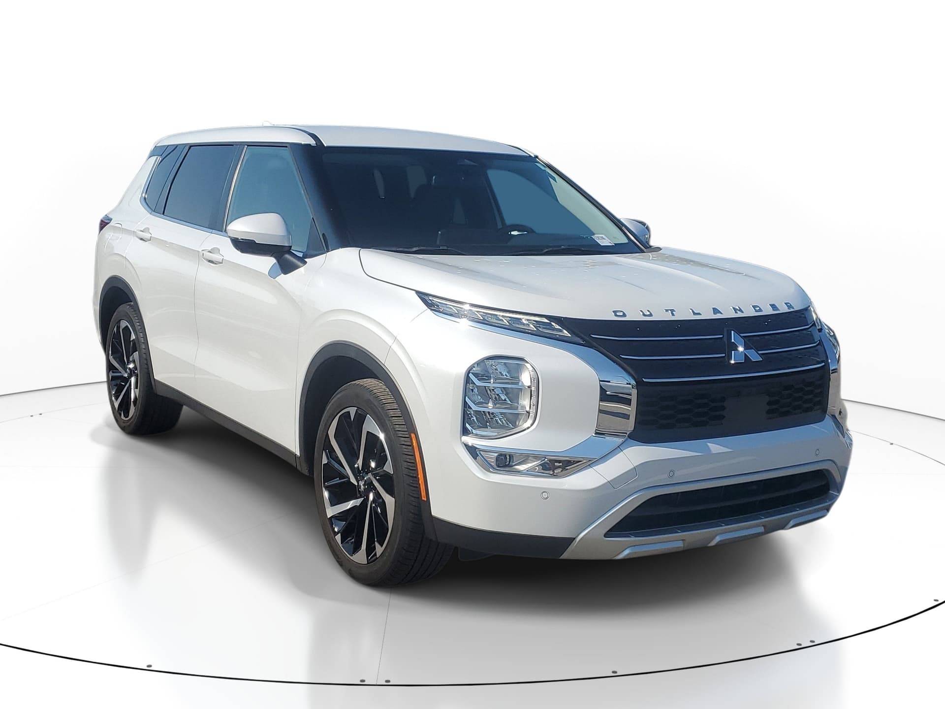 2024 Mitsubishi Outlander SE — photo 1 of 35