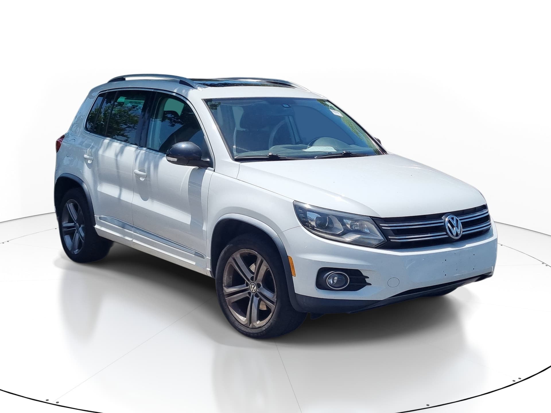 2017 Volkswagen Tiguan Sport — photo 1 of 20