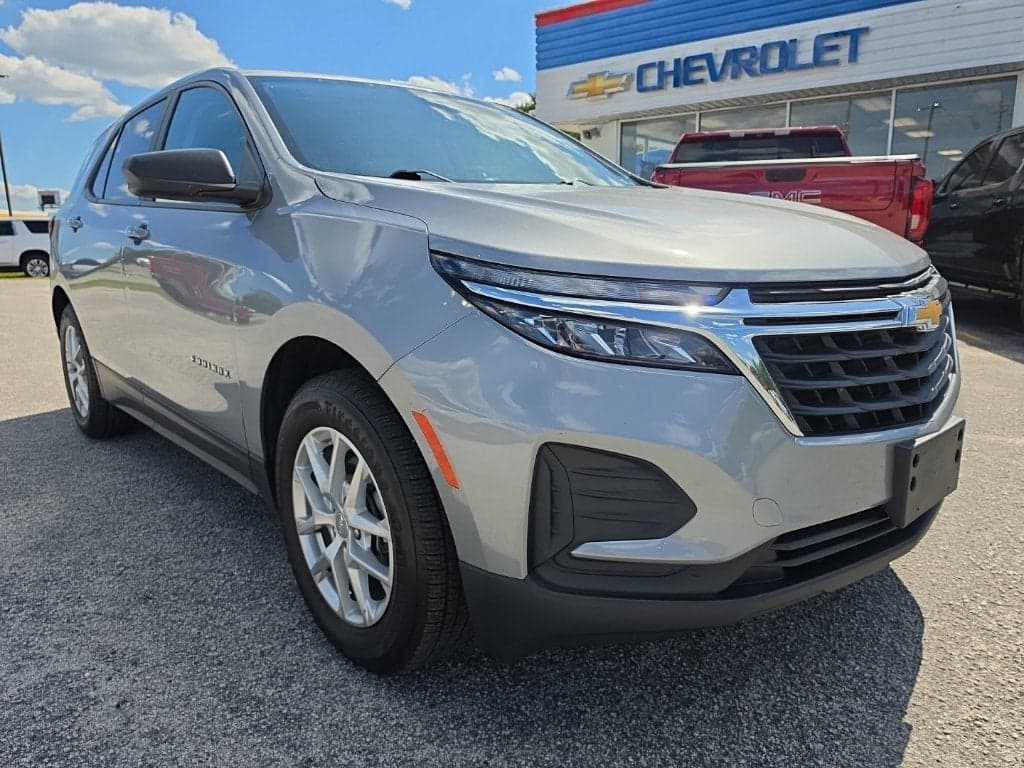 2023 Chevrolet Equinox LS — photo 1 of 9