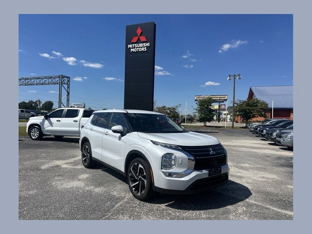 2024 Mitsubishi Outlander SE — photo 1 of 14
