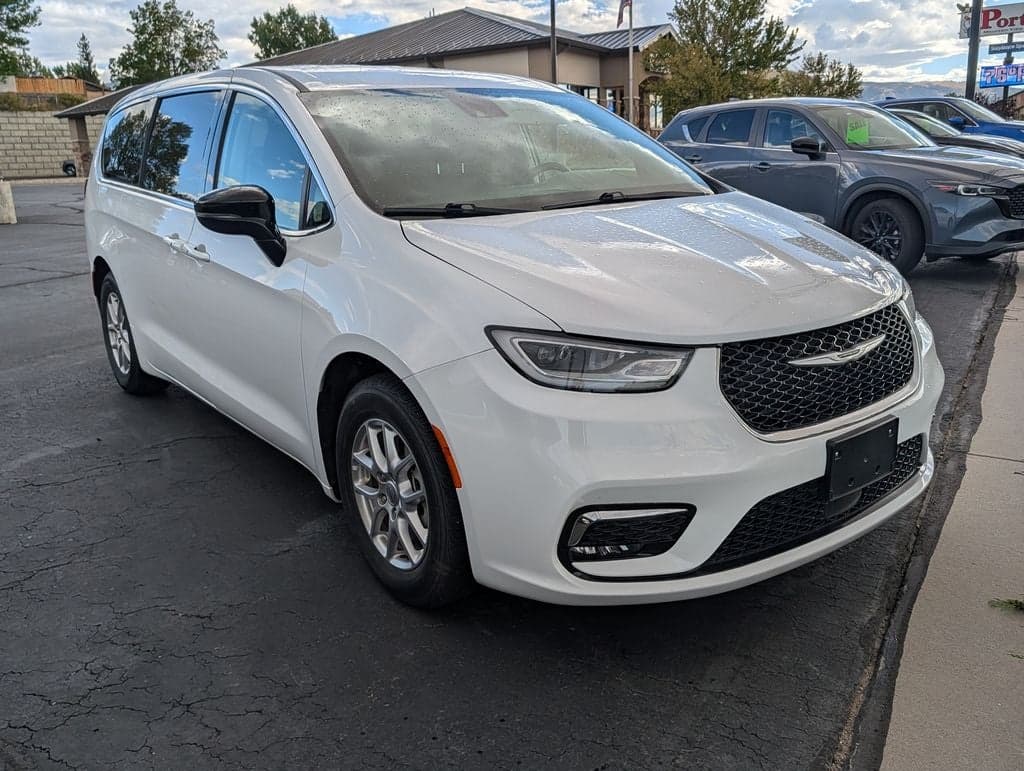 2024 Chrysler Pacifica Touring L — photo 1 of 2