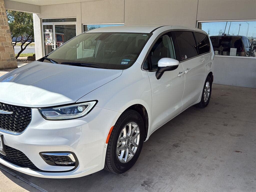 2023 Chrysler Pacifica Touring L — photo 1 of 4