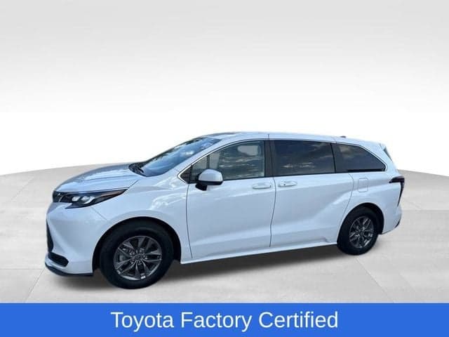 2025 Toyota Sienna LE 8 Passenger — photo 1 of 26
